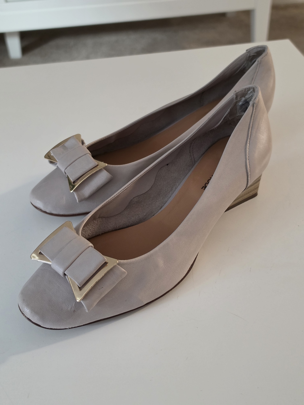 Vintage Soft Leather Bow Accent Low Wedge Flats Size 38.5